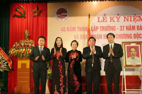 Phó Chủ tịch nước Nguyễn Thị Doan chụp ảnh cùng lãnh đạo nhà trường