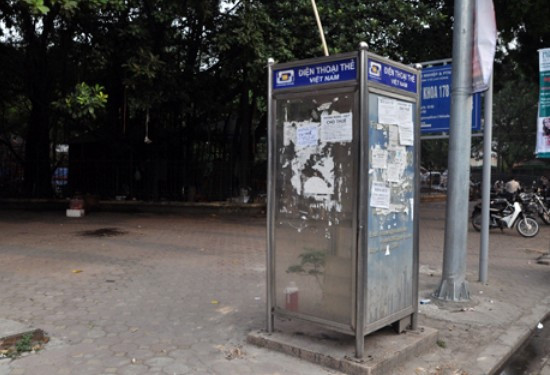 Các trạm điện thoại thẻ đã bị bỏ hoang từ nhiều năm nay Các trạm điện thoại thẻ đã bị bỏ hoang từ nhiều năm nay