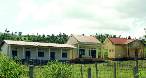 Điểm trường Mầm non và Tiểu học xã Tơ Tung tại làng Stơr, quê hương anh hùng Núp được xây dựng khang trang. Ảnh, gdtd.vn Điểm trường Mầm non và Tiểu học xã Tơ Tung tại làng Stơr, quê hương anh hùng Núp được xây dựng khang trang. Ảnh, gdtd.vn