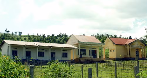 Điểm trường Mầm non và Tiểu học xã Tơ Tung tại làng Stơr, quê hương anh hùng Núp được xây dựng khang trang. Ảnh, gdtd.vn