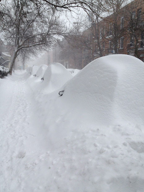 Những chiếc xe bị phủ kín tuyết trên đường phố Montreal, Quebec, Canada Parked cars are hidden under mounds of snow on Darling Street in Montreal, Quebec, Canada