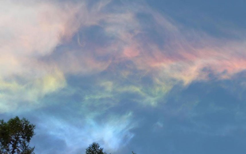 Những hình ảnh ấn tượng trong tuần ảnh 2 Nature puts on a spectacular light show in a phenomenon called a fire rainbow. Brandon Rios’s father photographed the sky flickering with colour over Douglas, Arizona. Fire rainbows, or circumhorizon arcs, occur when cirrus clouds are far enough up in the air to form plate-shaped ice crystals. When the sun is at the right angle it hits the top of these plates and splits into different colours that are visible on the ground.