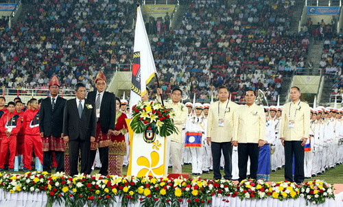 ... và được trao lại cho đại diện của nước chủ nhà 17th ASEAN University Games – 2014 Indonesia