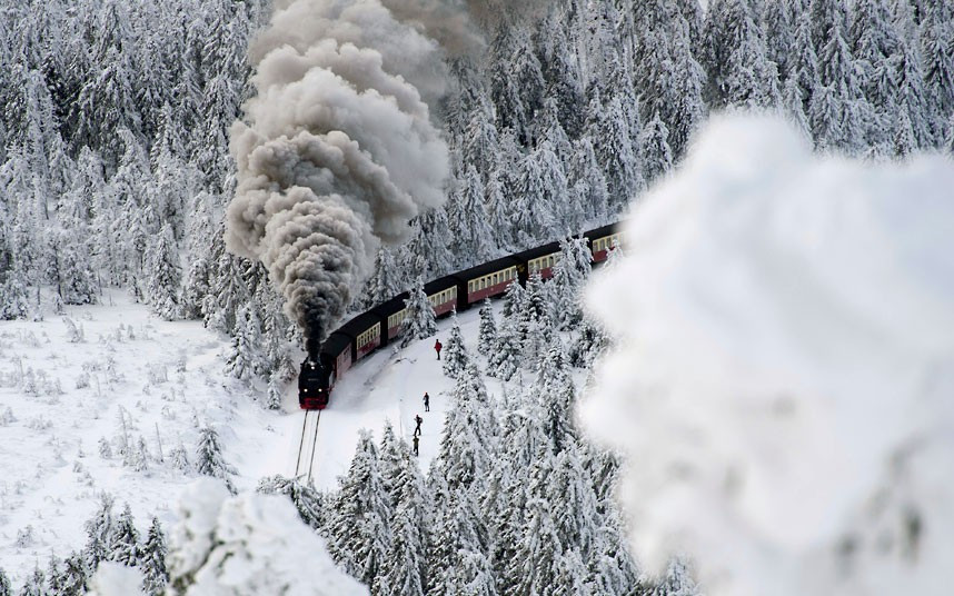 Những hình ảnh ấn tượng trong tuần ảnh 3 A train on a narrow-gauge railway line makes its way through a winter landscape near Wernigerode, northern Germany