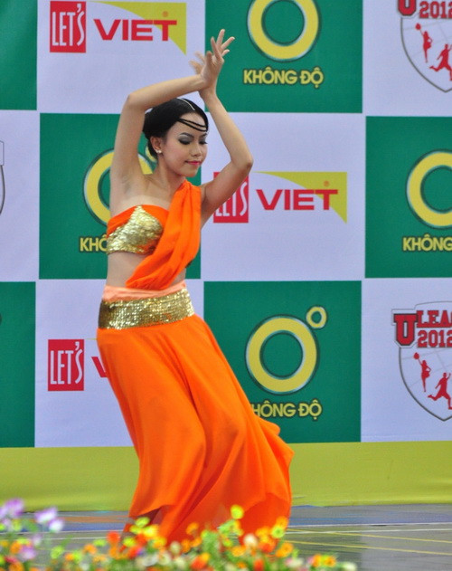 Thí sinh Trần Thị Nga (Trường ĐH Sư phạm Đà Nẵng) đã giành được 96,3 điểm đạt danh hiệu Miss U-League khu vực miền Trung 2012