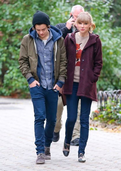 Cặp đôi thong thả dạo chơi trong công viên trung tâm thành phố New York hôm 2/12.