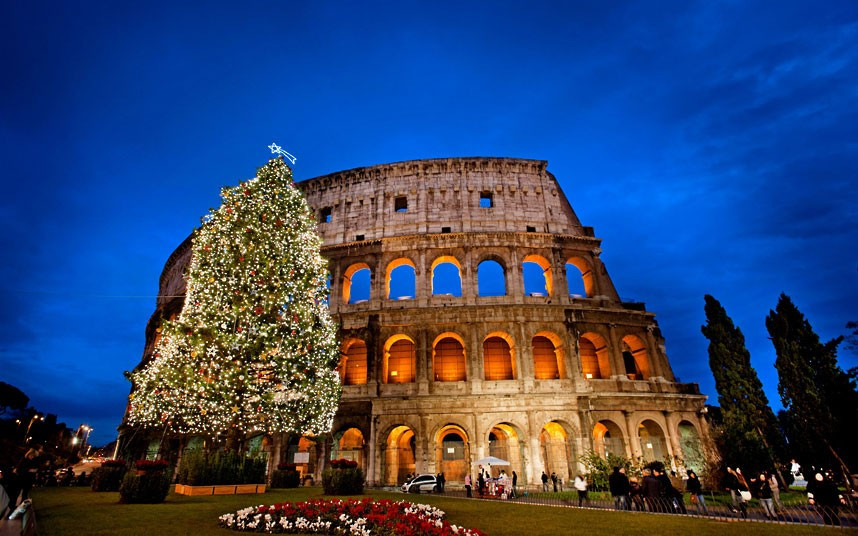 Những hình ảnh ấn tượng trong tuần ảnh 5 A Christmas tree is illuminated next to the Colosseum in Rome