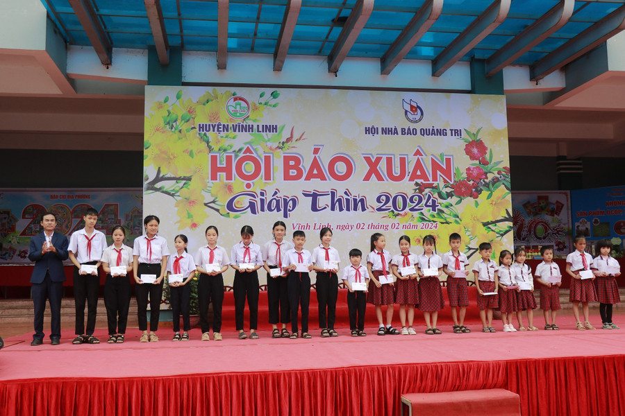 Ông Nguyễn Thanh Hùng - Giám đốc Công ty TĐQT tặng 20 suất học bổng cho các cháu học sinh tại chương trình Hội Báo Xuân Giáp Thìn 2024. Ông Nguyễn Thanh Hùng - Giám đốc Công ty TĐQT tặng 20 suất học bổng cho các cháu học sinh tại chương trình Hội Báo Xuân Giáp Thìn 2024.