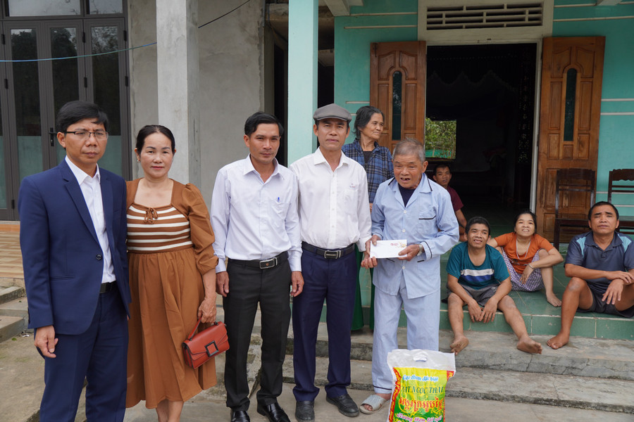 Ông Nguyễn Thanh Hùng, Giám đốc Công ty, ông Đoàn Quang Thiện - Phó Chủ tịch Công đoàn Công ty tặng quà cho các hộ gia đình Trần Trâm có 4 người con không đi được trên đôi chân của mình cũng bởi chất độc màu da cam. Ông Nguyễn Thanh Hùng, Giám đốc Công ty, ông Đoàn Quang Thiện - Phó Chủ tịch Công đoàn Công ty tặng quà cho các hộ gia đình Trần Trâm có 4 người con không đi được trên đôi chân của mình cũng bởi chất độc màu da cam.