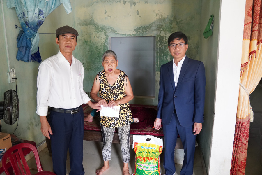 Hộ gia đình bà Trần Phùng - có mẹ nằm liệt giường, bản thân mang trong mình nỗi đau da cam. Hộ gia đình bà Trần Phùng - có mẹ nằm liệt giường, bản thân mang trong mình nỗi đau da cam.