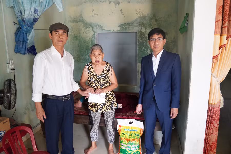 Hộ gia đình bà Trần Phùng - có mẹ nằm liệt giường, bản thân mang trong mình nỗi đau da cam.