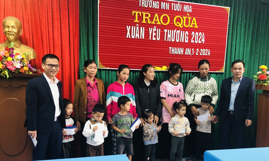 Tặng quà các cháu Trường MN Tuổi Hoa, huyện Cam Lộ. Tặng quà các cháu Trường MN Tuổi Hoa, huyện Cam Lộ.