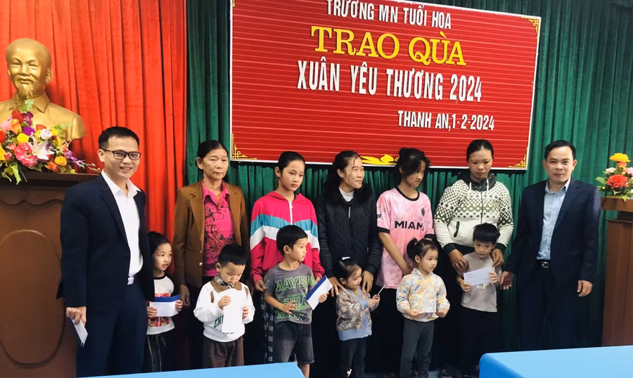 Tặng quà các cháu Trường MN Tuổi Hoa, huyện Cam Lộ.