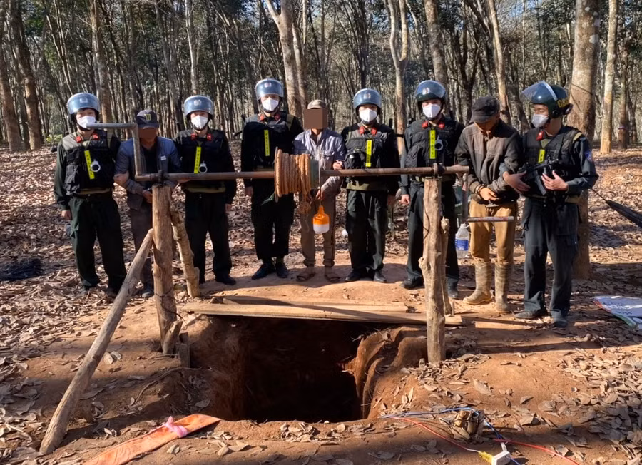 Lực lượng chức năng phát hiện, bắt giữ 3 người đào vàng trái phép.