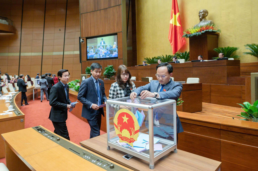Đại biểu Quốc hội bỏ phiếu miễn nhiệm Chủ tịch nước Nguyễn Xuân Phúc. Đại biểu Quốc hội bỏ phiếu miễn nhiệm Chủ tịch nước Nguyễn Xuân Phúc.