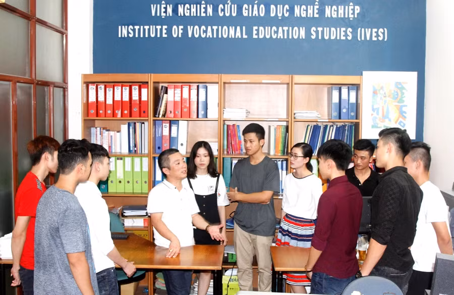 Phó Viện trưởng Nguyễn Anh Quân chia sê kinh nghiệm với các học viên