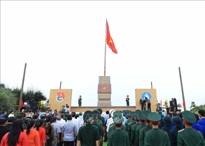 Chủ tịch nước Võ Văn Thưởng và các đại biểu thực hiện nghi thức chào cờ tại Cột cờ Phú Quý. Ảnh: Thống Nhất/TTXVN Chủ tịch nước Võ Văn Thưởng và các đại biểu thực hiện nghi thức chào cờ tại Cột cờ Phú Quý. Ảnh: Thống Nhất/TTXVN