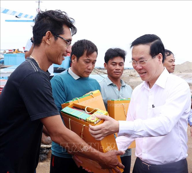 Chủ tịch nước Võ Văn Thưởng tặng quà cho ngư dân Phú Quý. Ảnh: Thống Nhất/TTXVN. Chủ tịch nước Võ Văn Thưởng tặng quà cho ngư dân Phú Quý. Ảnh: Thống Nhất/TTXVN.