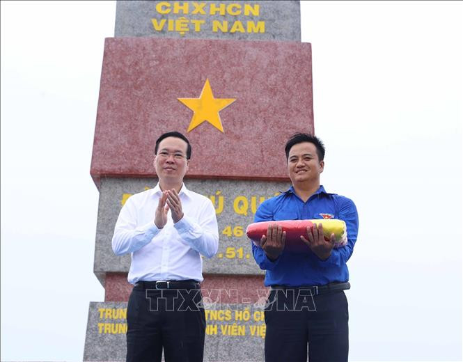 Chủ tịch nước Võ Văn Thưởng tặng lá cờ Tổ quốc cho Đoàn Thanh niên đảo Phú Quý. Ảnh: Thống Nhất/TTXVN Chủ tịch nước Võ Văn Thưởng tặng lá cờ Tổ quốc cho Đoàn Thanh niên đảo Phú Quý. Ảnh: Thống Nhất/TTXVN