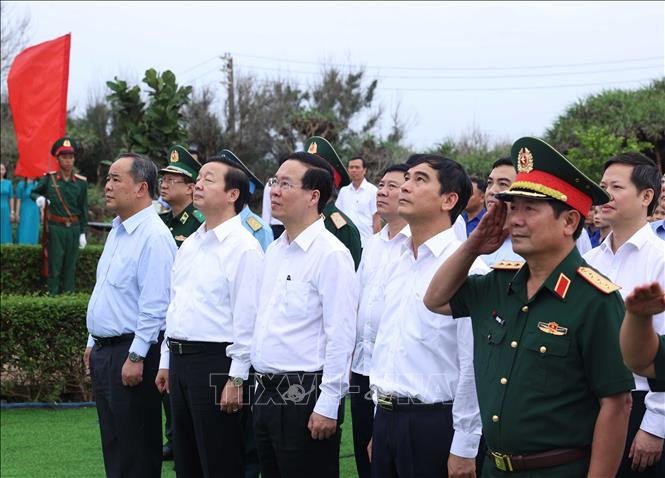 Chủ tịch nước Võ Văn Thưởng và các đại biểu thực hiện nghi thức chào cờ tại Cột cờ Phú Quý. Ảnh: Thống Nhất/TTXVN Chủ tịch nước Võ Văn Thưởng và các đại biểu thực hiện nghi thức chào cờ tại Cột cờ Phú Quý. Ảnh: Thống Nhất/TTXVN