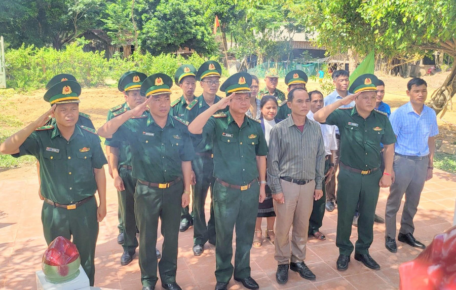 Lãnh đạo Bộ Chỉ huy BĐBP Quảng Trị và Đồn Biên phòng Hướng Lập tri ân liệt sĩ. Lãnh đạo Bộ Chỉ huy BĐBP Quảng Trị và Đồn Biên phòng Hướng Lập tri ân liệt sĩ.