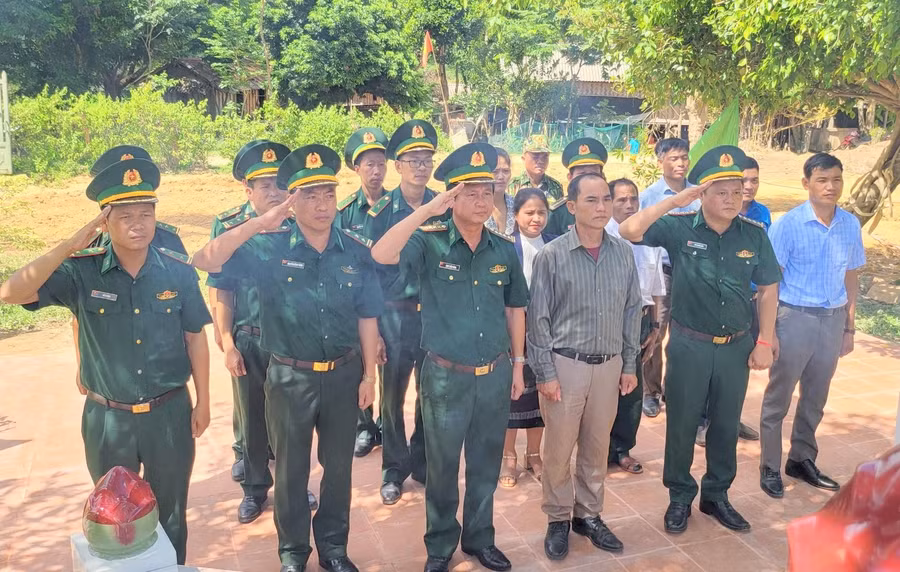 Lãnh đạo Bộ Chỉ huy BĐBP Quảng Trị và Đồn Biên phòng Hướng Lập tri ân liệt sĩ. Lãnh đạo Bộ Chỉ huy BĐBP Quảng Trị và Đồn Biên phòng Hướng Lập tri ân liệt sĩ.