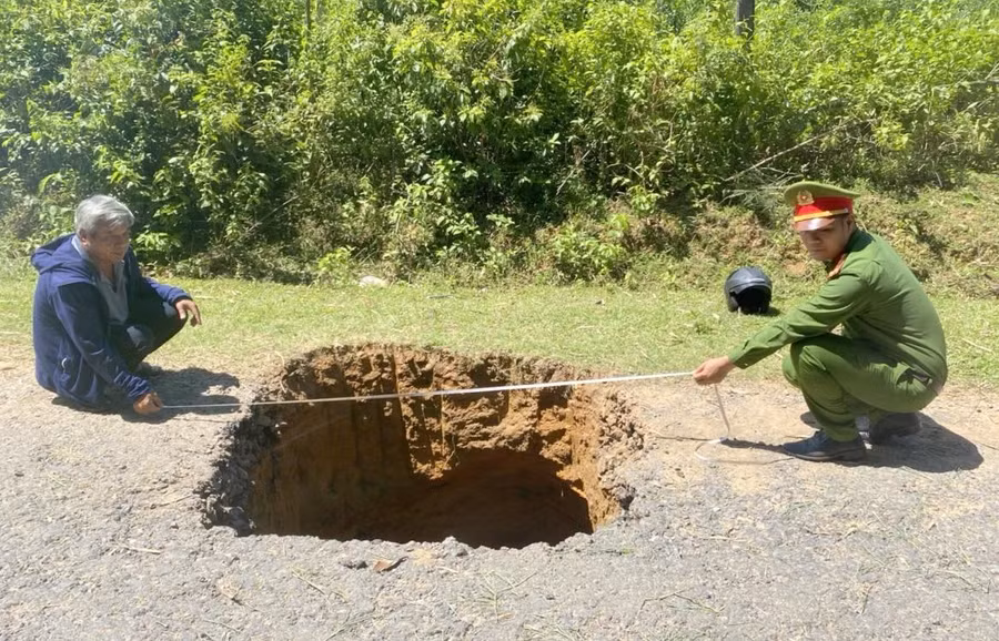 Chiếc hố trên có độ sâu từ 3-4m, rộng 50cm.