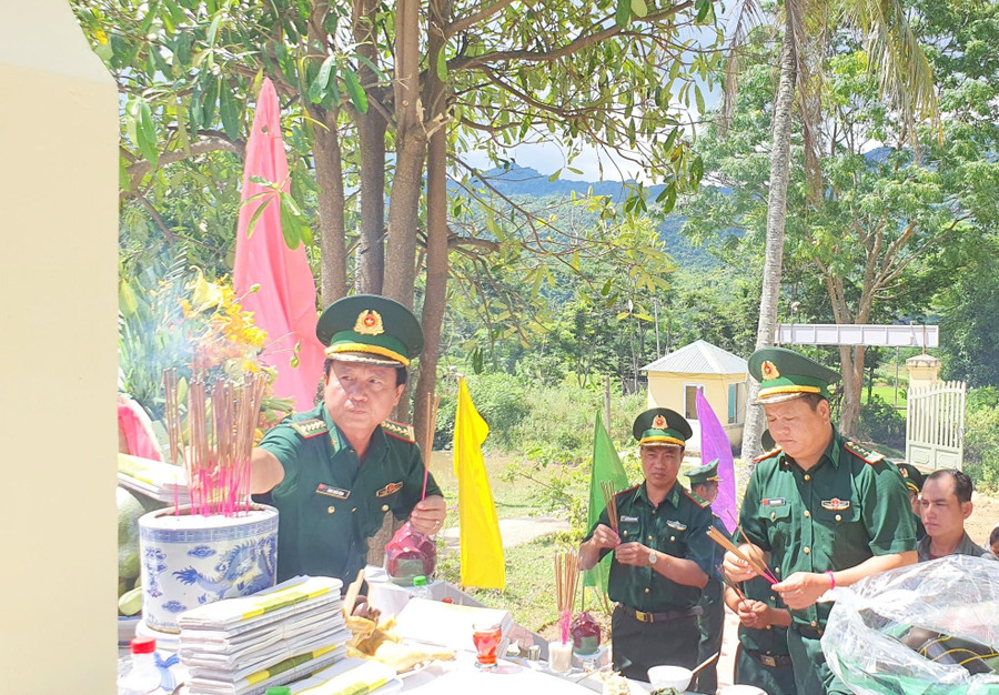 Tưởng nhớ các anh hùng, liệt sĩ hy sinh trên vùng biên giới, nơi từng được xem là "chảo lửa". Tưởng nhớ các anh hùng, liệt sĩ hy sinh trên vùng biên giới, nơi từng được xem là "chảo lửa".