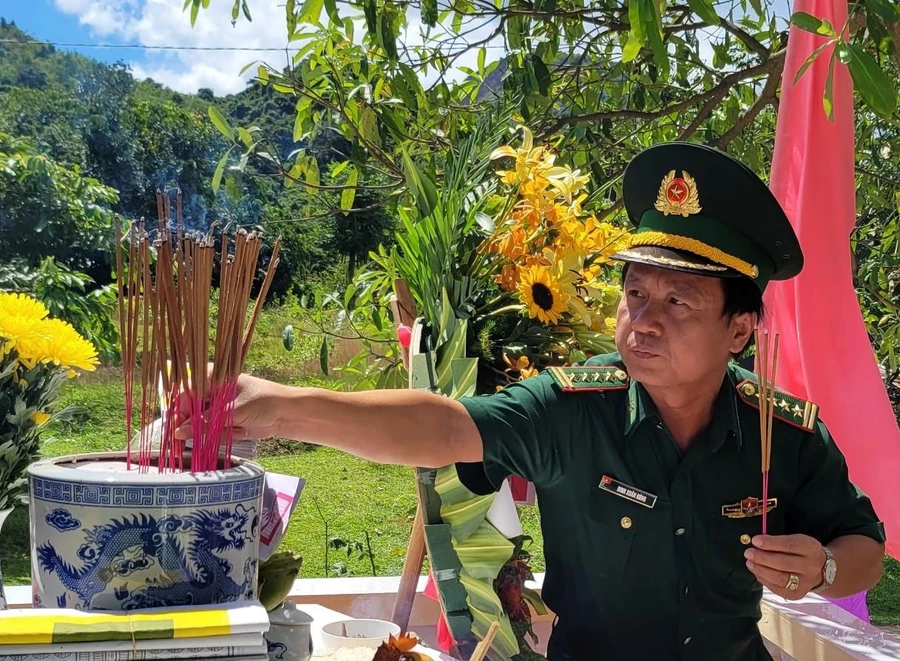 Đại tá Đinh Xuân Hùng – Chính ủy Bộ đội Biên phòng tỉnh Quảng Trị dâng hương tri ân liệt sĩ.