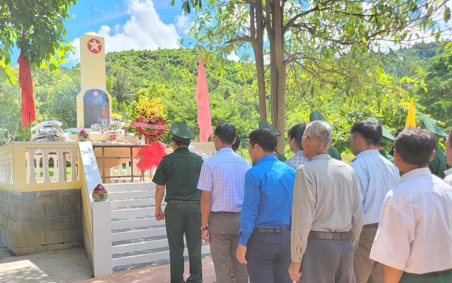 Lực lượng BĐBP và nhân dân dâng hương tại Đài tưởng niệm là nơi tri ân 13 anh hùng, liệt sĩ Công an vũ trang. Lực lượng BĐBP và nhân dân dâng hương tại Đài tưởng niệm là nơi tri ân 13 anh hùng, liệt sĩ Công an vũ trang.