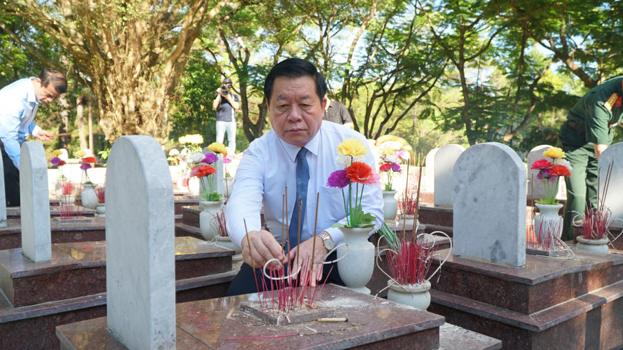Trưởng Ban Tuyên giáo Trung ương Nguyễn Trọng Nghĩa thắp hương tri ân tại các phần mộ liệt sĩ. Trưởng Ban Tuyên giáo Trung ương Nguyễn Trọng Nghĩa thắp hương tri ân tại các phần mộ liệt sĩ.