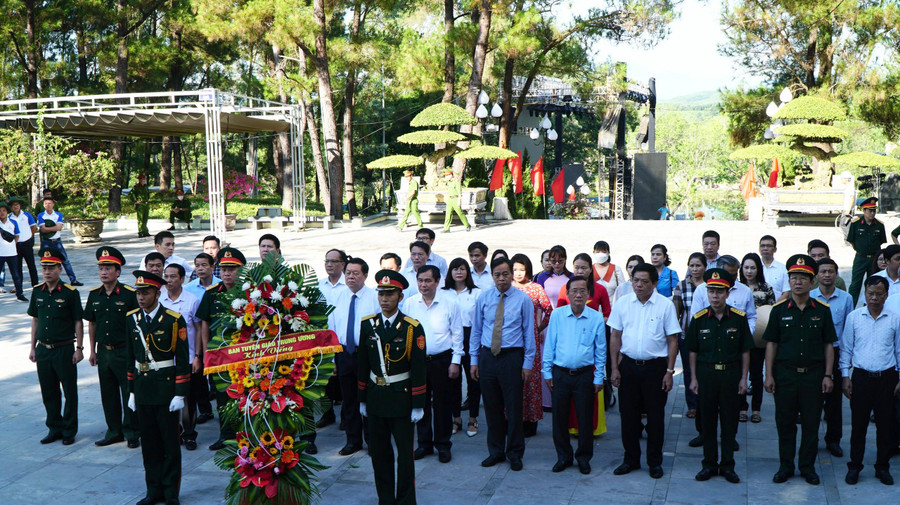 Bí thư Trung ương Đảng, Trưởng Ban Tuyên giáo Trung ương Nguyễn Trọng Nghĩa đến đặt vòng hoa, dâng hương tại các Nghĩa trang liệt sĩ ở Quảng Trị. Bí thư Trung ương Đảng, Trưởng Ban Tuyên giáo Trung ương Nguyễn Trọng Nghĩa đến đặt vòng hoa, dâng hương tại các Nghĩa trang liệt sĩ ở Quảng Trị.