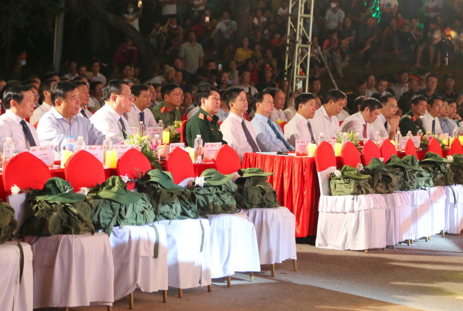 Đại tướng Lương Cường - Ủy viên Bộ Chính trị, Chủ nhiệm Tổng cục Chính trị Quân đội nhân dân Việt Nam; ông Nguyễn Trọng Nghĩa - Bí thư Trung ương Đảng, Trưởng Ban Tuyên giáo Trung ương tham dự chương trình. Đại tướng Lương Cường - Ủy viên Bộ Chính trị, Chủ nhiệm Tổng cục Chính trị Quân đội nhân dân Việt Nam; ông Nguyễn Trọng Nghĩa - Bí thư Trung ương Đảng, Trưởng Ban Tuyên giáo Trung ương tham dự chương trình.