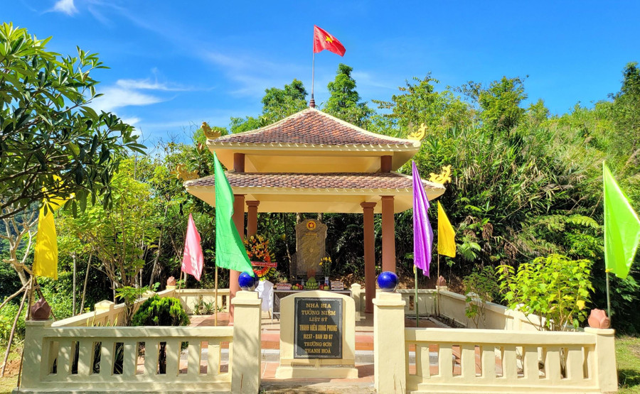 Nhà bia tưởng niệm Thanh niên xung phong trên đường Hồ Chí Minh nhánh Tây. Nhà bia tưởng niệm Thanh niên xung phong trên đường Hồ Chí Minh nhánh Tây.