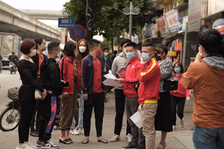 Cổ động viên xếp hàng test Covid-19 trước trận đấu Việt Nam - Nhật Bản ảnh 1