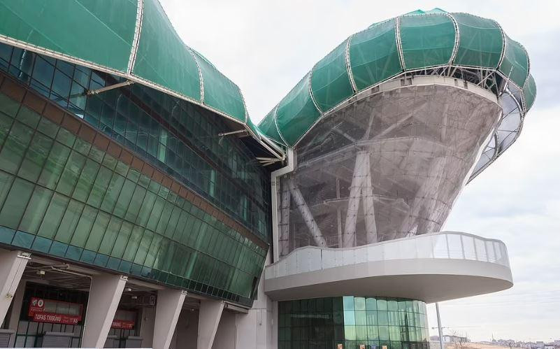 “Chiếc miệng” cao 43 mét chính là một trong những lối đi dẫn vào bên trong SVĐ. Ảnh: Daily Mail. “Chiếc miệng” cao 43 mét chính là một trong những lối đi dẫn vào bên trong SVĐ. Ảnh: Daily Mail.