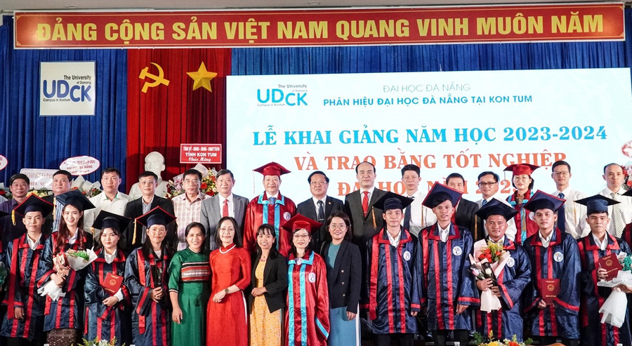 Ông Lê Ngọc Tuấn - Chủ tịch UBND tỉnh Kon Tum cùng lãnh đạo Sở, ngành dự lễ khai giảng năm học mới. Ông Lê Ngọc Tuấn - Chủ tịch UBND tỉnh Kon Tum cùng lãnh đạo Sở, ngành dự lễ khai giảng năm học mới.