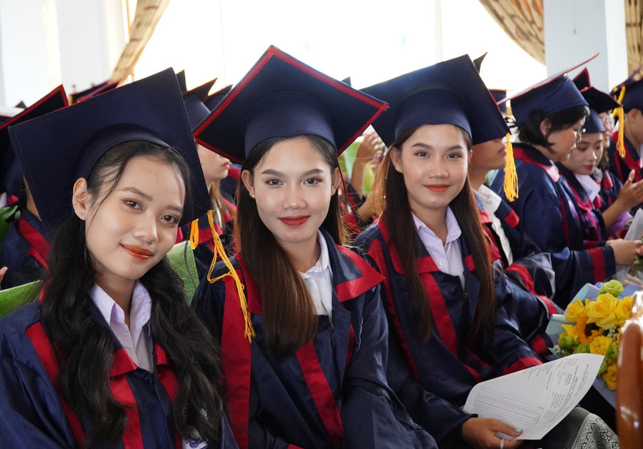 Sinh viên rạng rỡ trong buổi lễ khai giảng. Sinh viên rạng rỡ trong buổi lễ khai giảng.