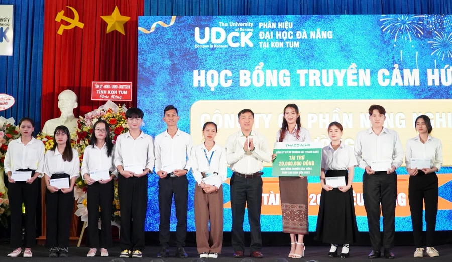 Học bổng "Truyền cảm hứng" được trao cho sinh viên đạt thành tích cao trong rèn luyện và học tập.