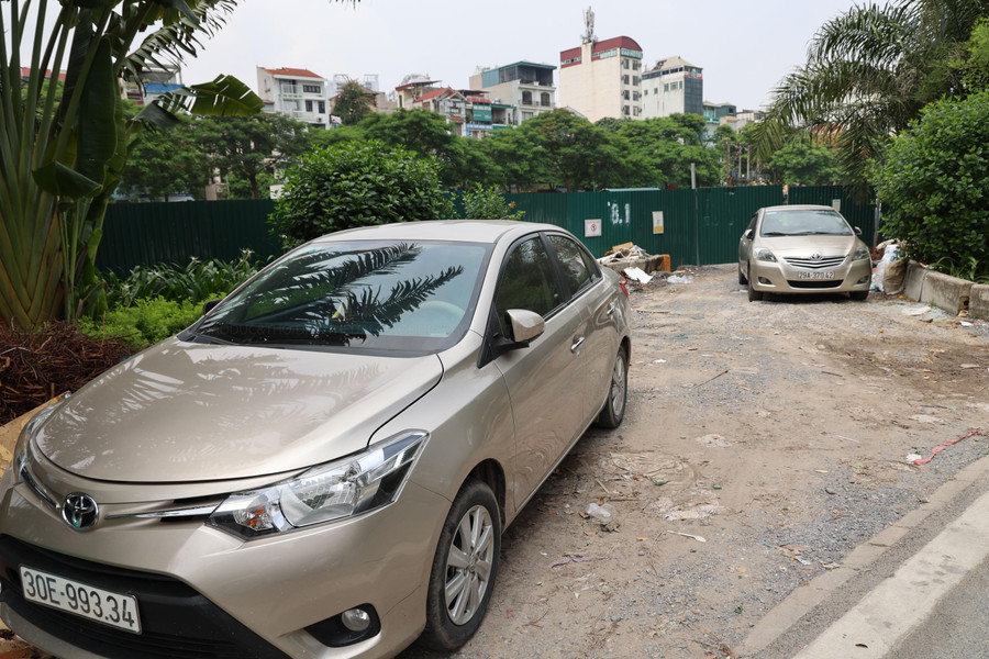 Không chỉ vậy, 1 số điểm phía bên ngoài đường Láng lại trở thành điểm đỗ xe.