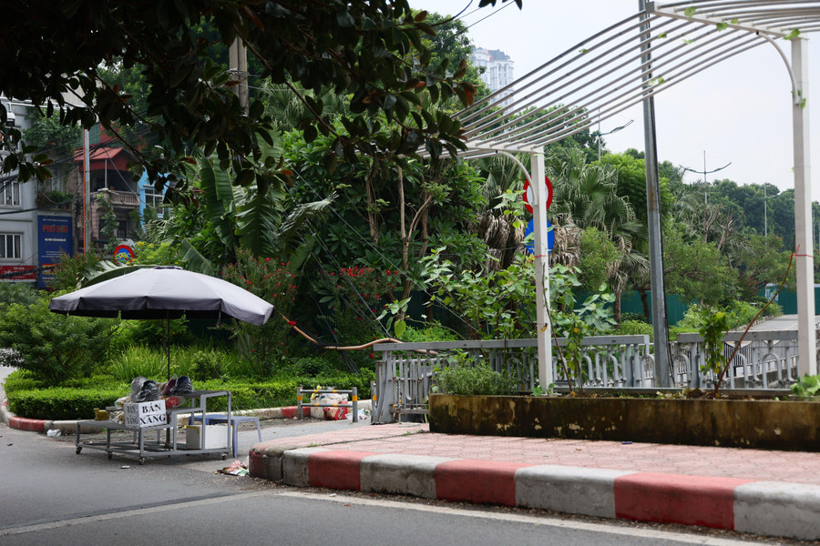 Tuy nhiên, ngay sau khi rào chắn, một số hộ dân lợi dụng khu vực rào chắn để tập kết rác thải xây dựng; chặn lối vào đường dành cho người đi bộ để bán trà đá, thậm chí dừng đỗ xe tải để kinh doanh hoa quả.