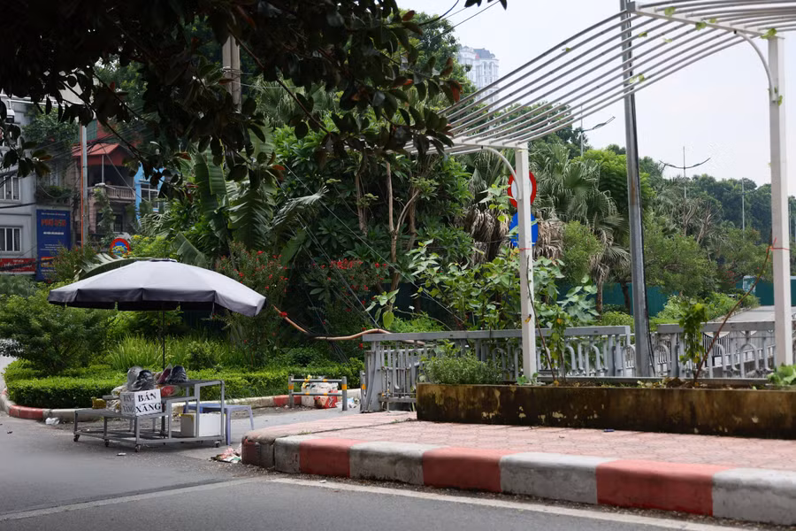 Tuy nhiên, ngay sau khi rào chắn, một số hộ dân lợi dụng khu vực rào chắn để tập kết rác thải xây dựng; chặn lối vào đường dành cho người đi bộ để bán trà đá, thậm chí dừng đỗ xe tải để kinh doanh hoa quả.