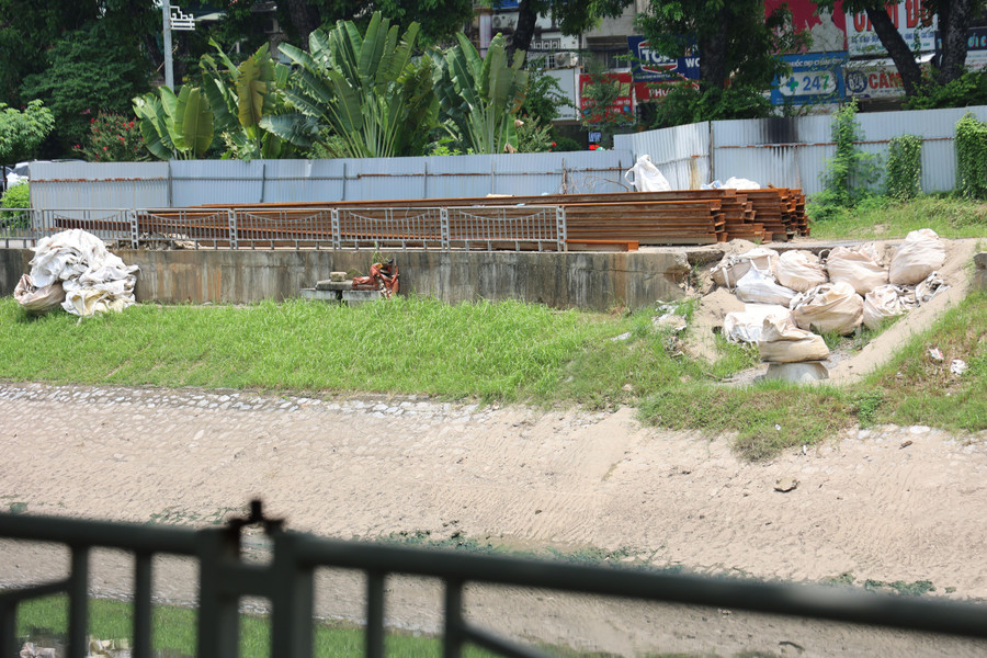 Hiện nay, nhiều vị trí tuyến đường đang là công trường dự án xử lý nước thải Yên Xá, nhà thầu đào các hố sâu tại một phần vị trí mặt đường đi bộ để xây các hố ga thu gom, xử lý nước thải.