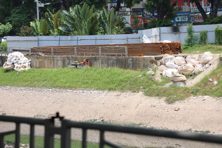 Hiện nay, nhiều vị trí tuyến đường đang là công trường dự án xử lý nước thải Yên Xá, nhà thầu đào các hố sâu tại một phần vị trí mặt đường đi bộ để xây các hố ga thu gom, xử lý nước thải.