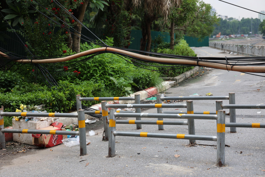 Tuyến đường ven sông Tô Lịch dành cho người đi bộ là hạng mục thuộc dự án xén mở rộng đường Láng đoạn từ Cầu Giấy đến Ngã Tư Sở (quận Đống Đa).