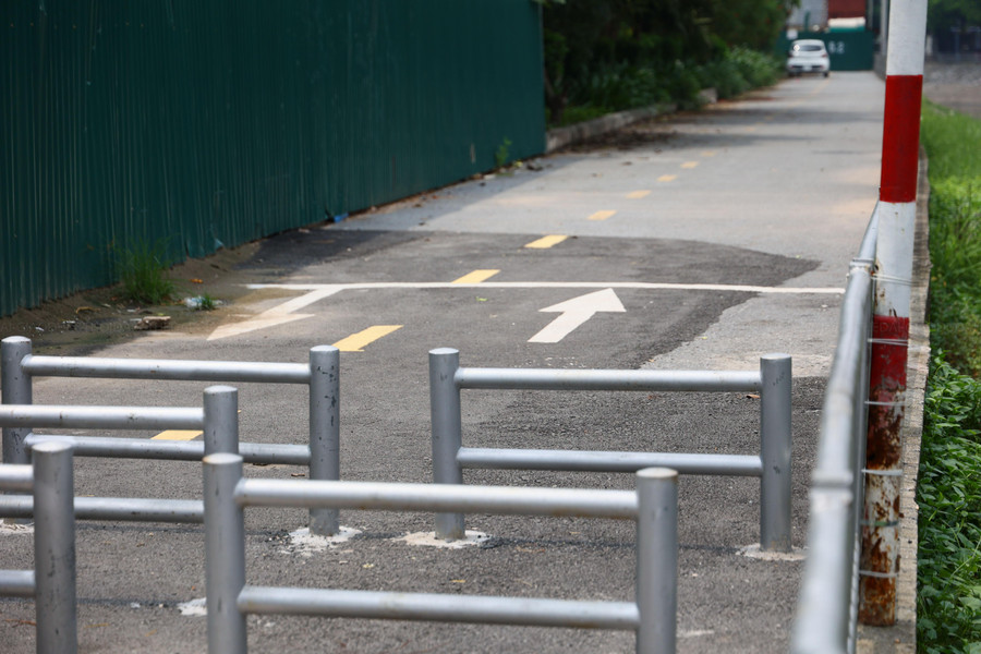 Để đảm bảo tiến độ dự án, các đơn vị đã rào chắn kín 20 điểm trên tuyến đi bộ dọc đường Láng.