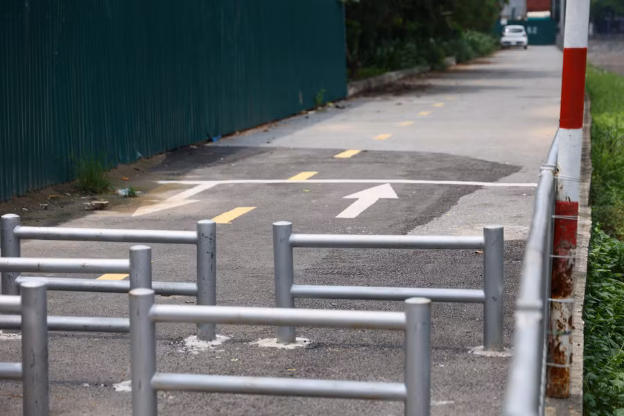 Để đảm bảo tiến độ dự án, các đơn vị đã rào chắn kín 20 điểm trên tuyến đi bộ dọc đường Láng.