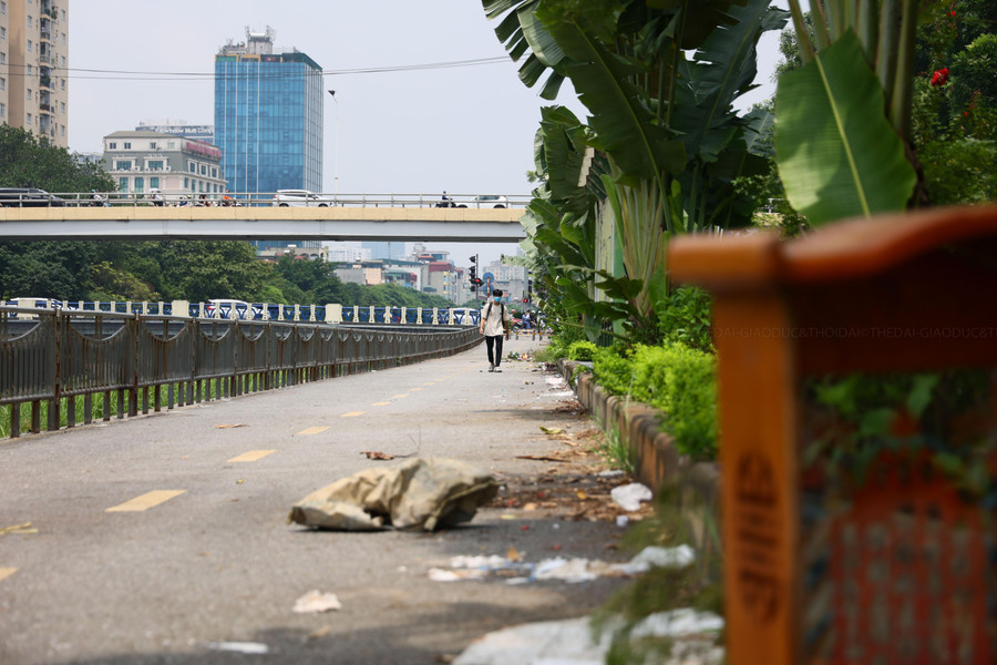 Rác thải ngổn ngang gây mất mỹ quan đô thị.