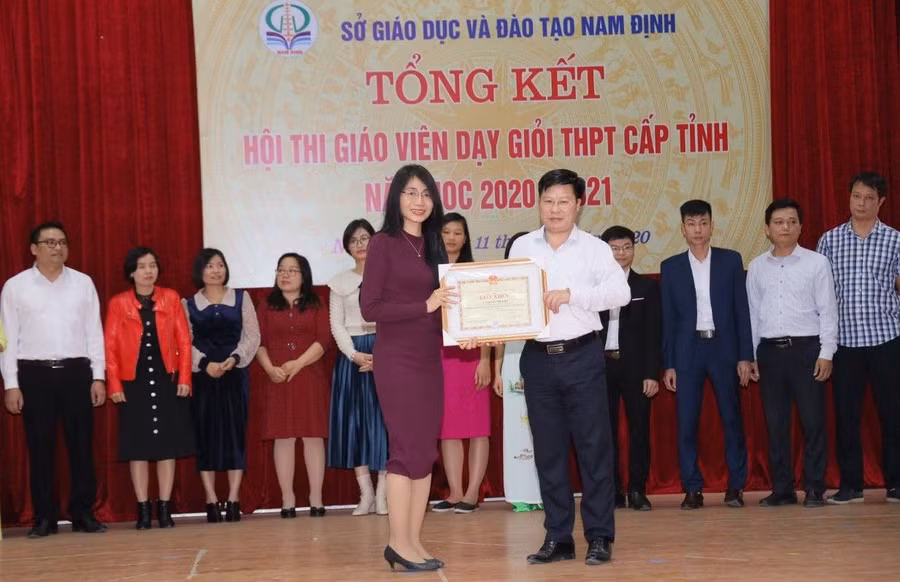 Nhà giáo Nguyễn Thu Hiền nhận Giấy khen đạt được thành tích xuất sắc trong hội thi giáo viên dạy giỏi năm 2020-2021