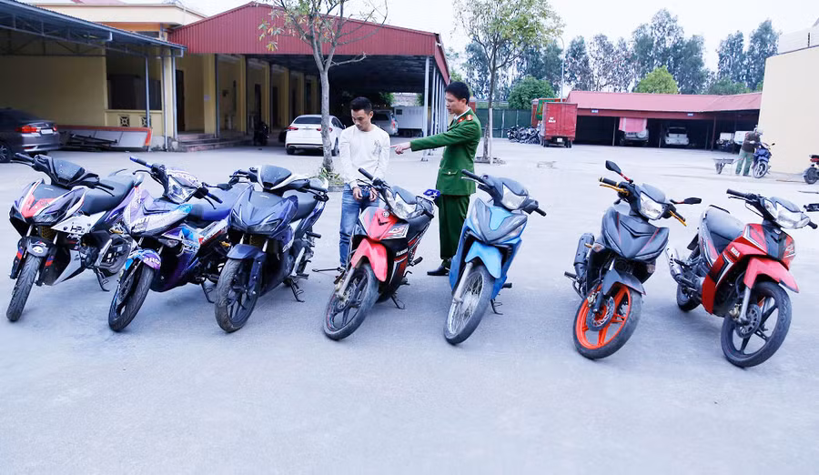 Dương Tiến Khoa cùng tang vật của các vụ trộm cắp. Ảnh: Công an cung cấp